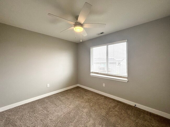 Building Photo - 1502 NE Savana Dr