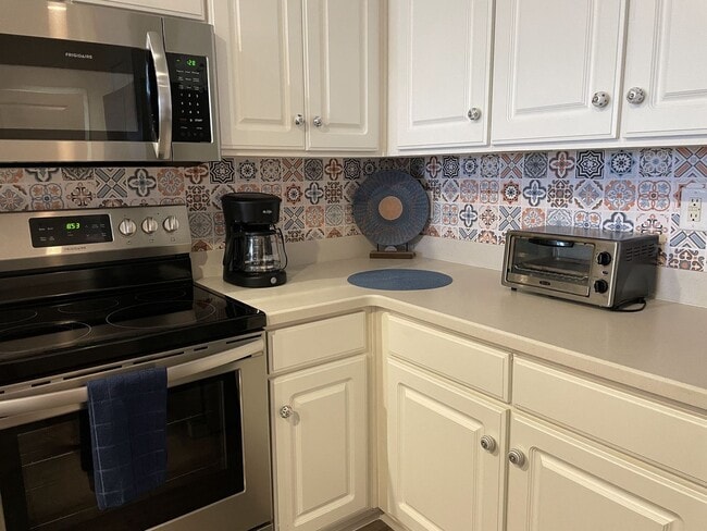 Building Photo - Recently renovated condominium in the well sought-after Crow Creek subdivision!