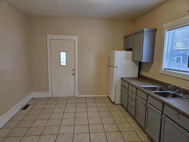 Building Photo - 2210 N Penn Ave