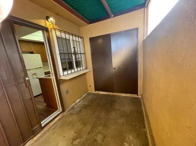 Building Photo - LOCATION & PRIVACY! Spacious 3 br Condo wi...