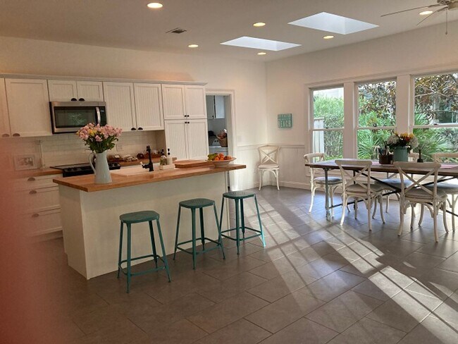 Building Photo - 7 Interlochen Dr