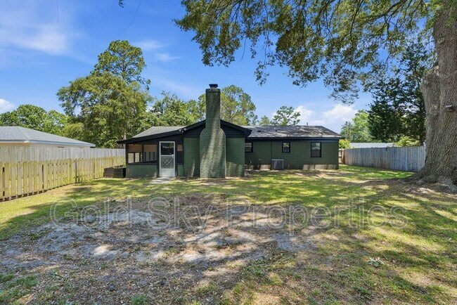 Building Photo - 703 Pineview Ct