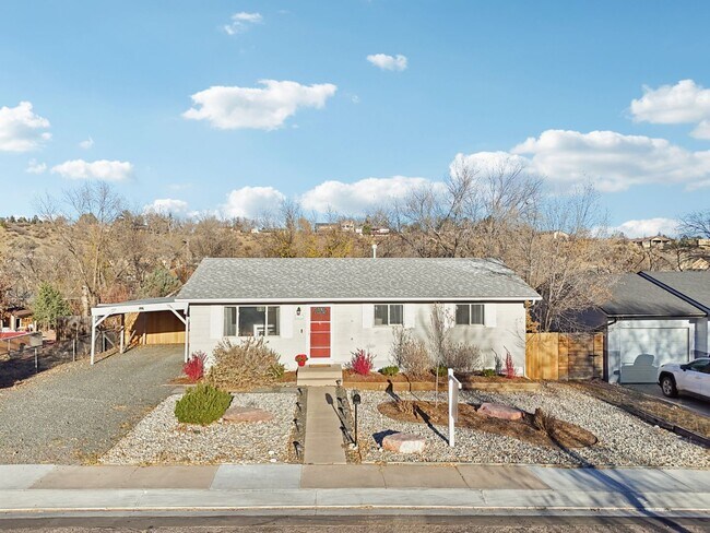 Building Photo - 4 Bed Beauty on West Side!