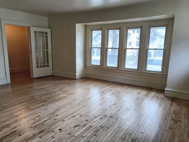 Building Photo - 3 Bedroom Single Family Home