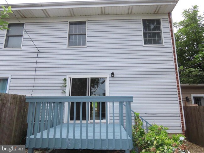 Building Photo - 1805 W 10th St