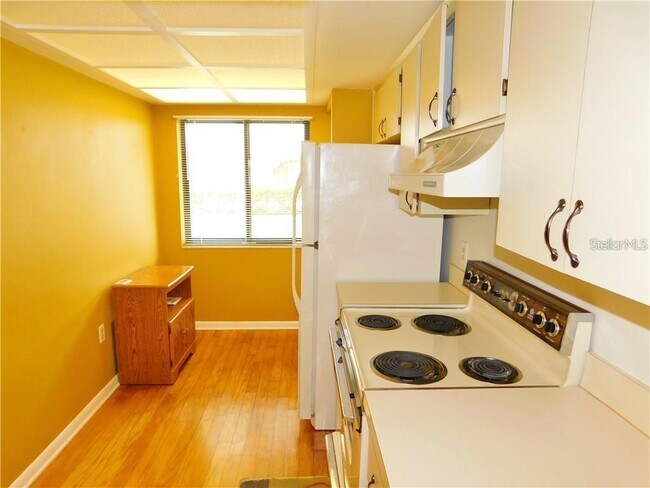 Building Photo - 2733 Countryside Blvd