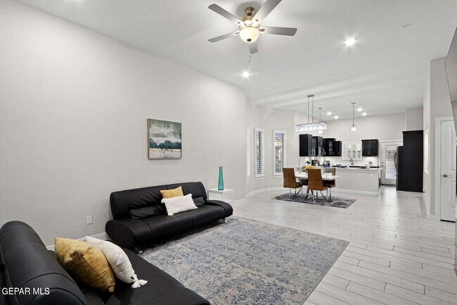 Building Photo - 2621 Maria Casas St