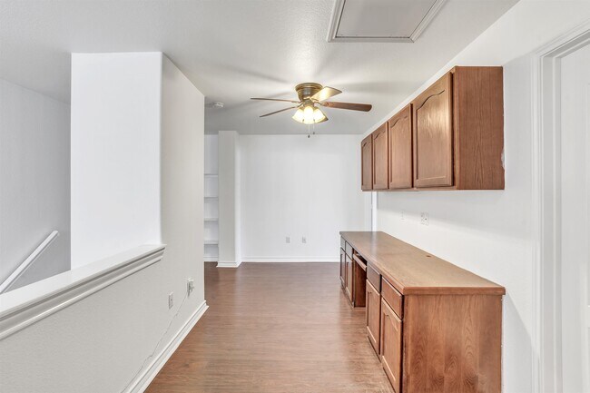 Building Photo - 9813 Sandhill Dr