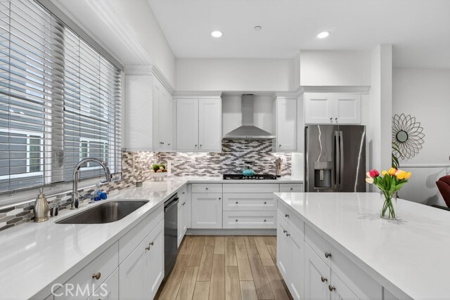 Building Photo - 985 Doheny Way