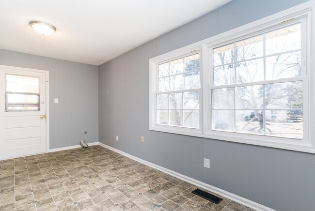 Building Photo - 108 Forestwood Dr