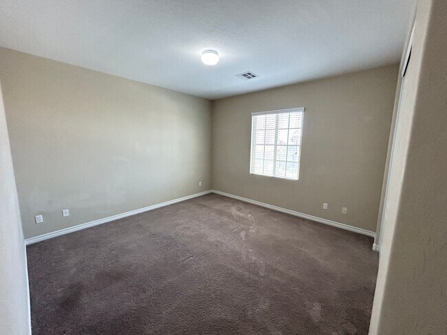 Building Photo - 4/BD 3.5/BA Spacious Home in Gated Communi...
