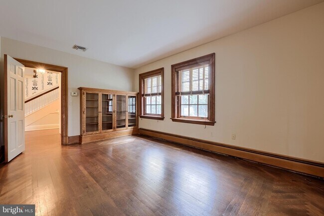 Building Photo - 226 E Caracas Ave