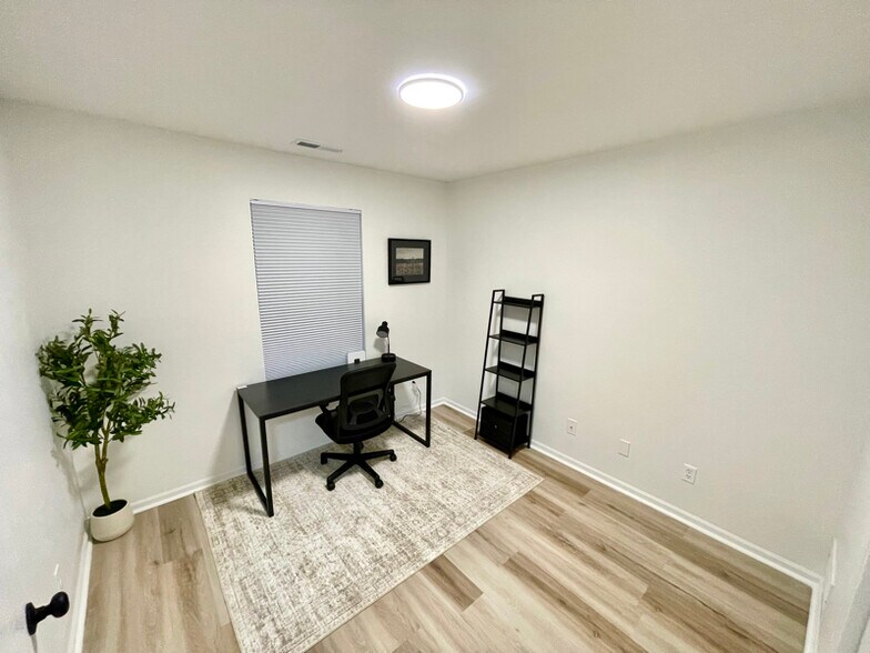 Building Photo - 3210 Oak Lawn Dr