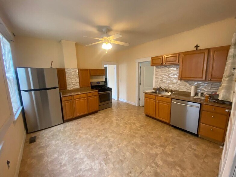 Kitchen w/appliances - 112 Jackson Ave