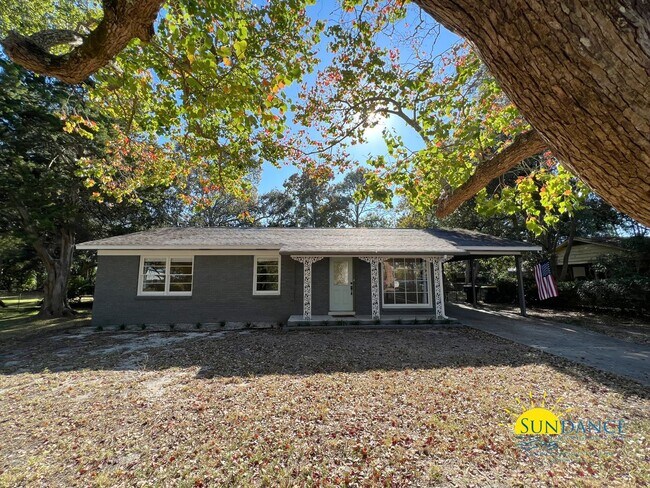 Building Photo - Stunning 3 Bedroom Home in Fort Walton Beach!s