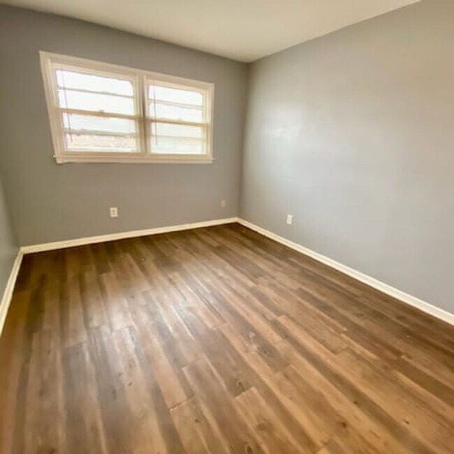 Building Photo - Handyman Special $0 First Month's Rent / “You fix, you SAVE BIG!!” Contact Mayshell for details: ...