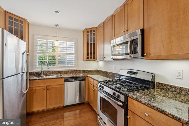 Building Photo - 4149 S Four Mile Run Dr