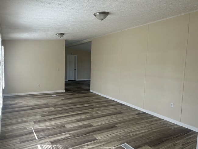 Building Photo - Large Newly Remodeled Home