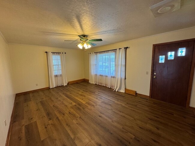 Building Photo - Prime Location! 2 Bed Home on Highway to M...