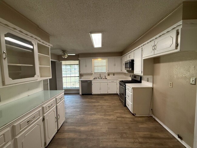 Building Photo - 2200 Hickory Dr SW