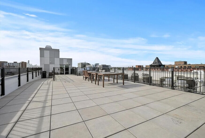 Building Photo - 941 W Belmont Ave