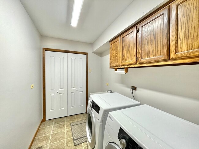 Building Photo - 2250 Lakeside Dr