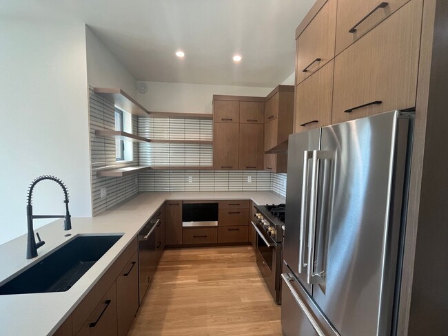 Building Photo - Like-New Townhome in the Gorgeous Terrane ...