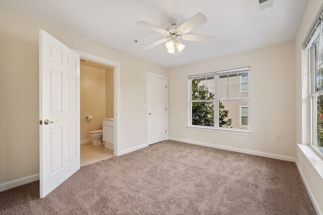 Building Photo - 1 Bedroom + 1 Full Bathroom Available at 3...
