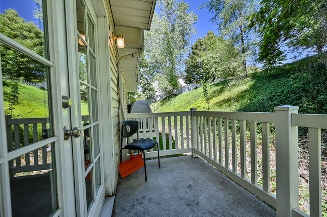 Building Photo - Beautiful Townhome in Amazing Location!