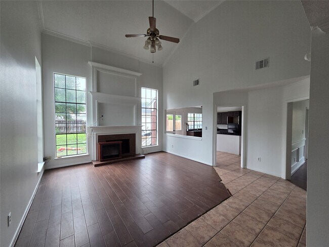 Building Photo - 2827 Lake Colony Dr