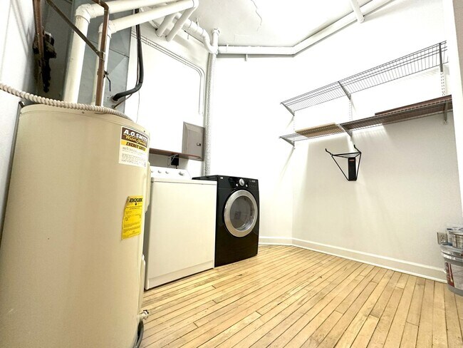 Building Photo - 1 bedroom Condo in Cawker Building