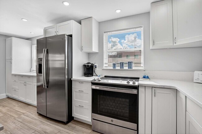 Building Photo - 360 Flanders Dr