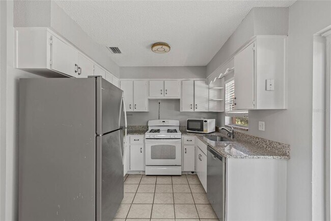 Building Photo - 36119 Hickory St