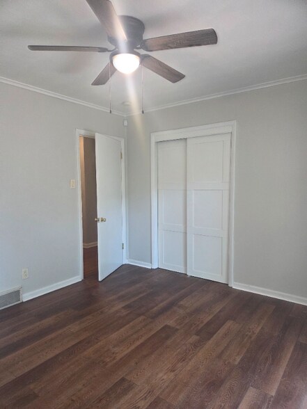 Building Photo - 5360 Brenton Ave