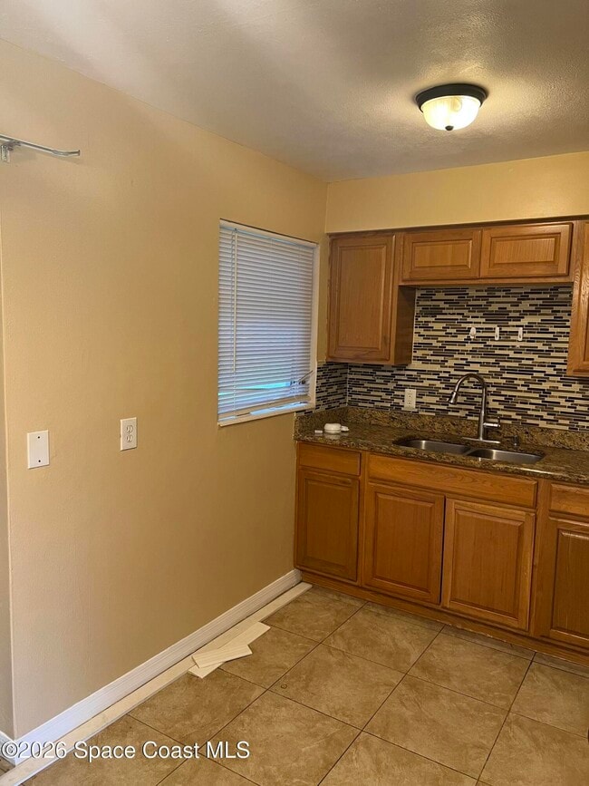 Building Photo - 461 Amity Ave