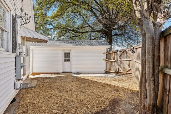 Building Photo - ELECTRICITY INCLUDED on this Renovated 2 B...