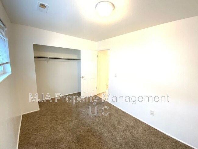 Building Photo - 2523 S Lakecrest Dr