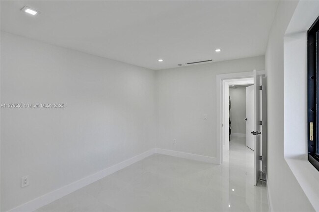 Building Photo - 1931 NE 186th Dr