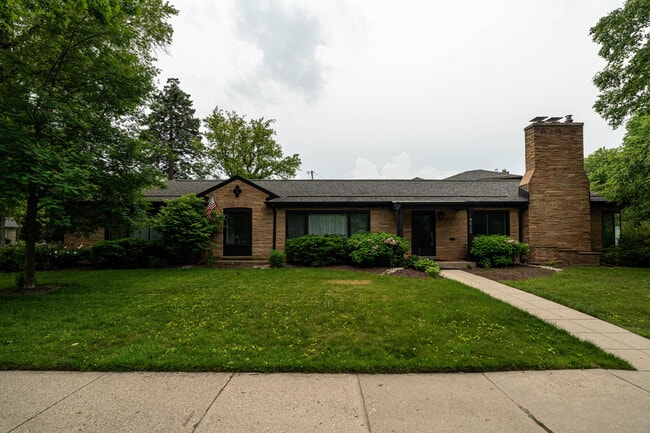 Building Photo - 4515 N Lake Dr
