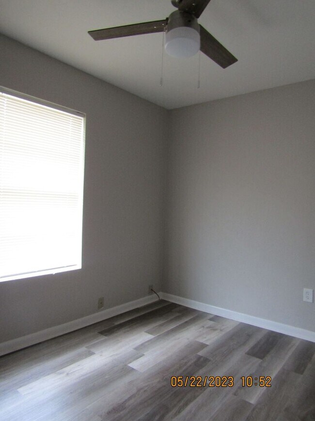 Building Photo - Very Nice Remodeled Duplex Home! No Pet Home!