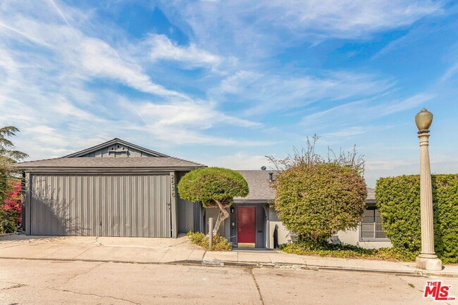 Primary Photo - 2535 Ivanhoe Dr