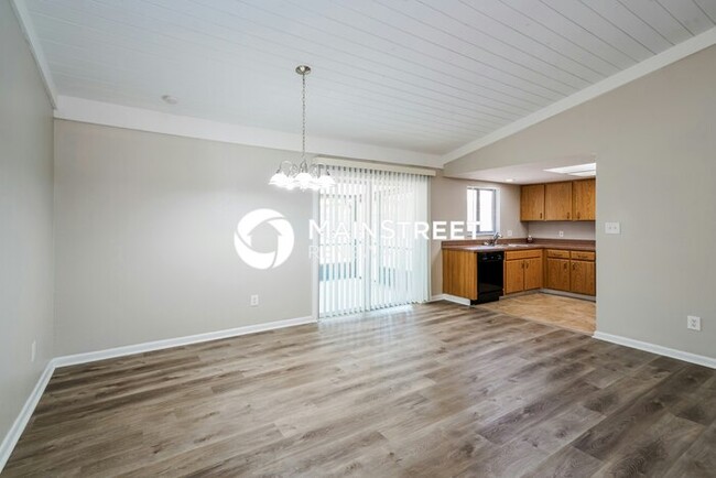 Building Photo - 4212 E Temple Heights Rd