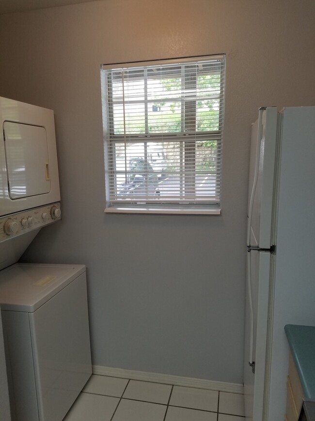 Building Photo - Recently Renovated 1 Bedroom 1 Bath  Walk-...