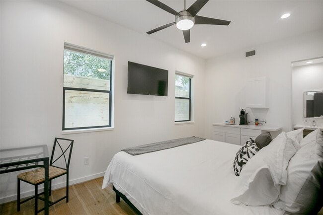 Building Photo - 511 Memorial Heights Dr