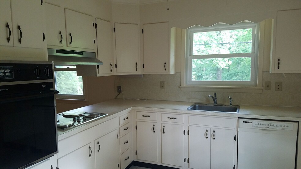 Spacious old-fashioned kitchen- dining room on left. Wall oven, electric stovetop, dishwasher. - 312 Signal Mountain Blvd