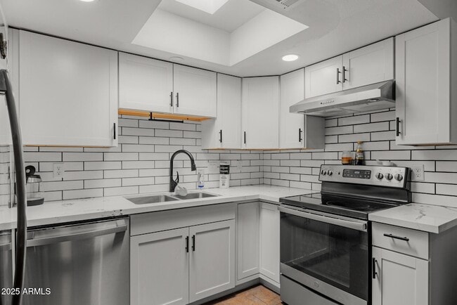 Primary Photo - 6008 W Augusta Ave