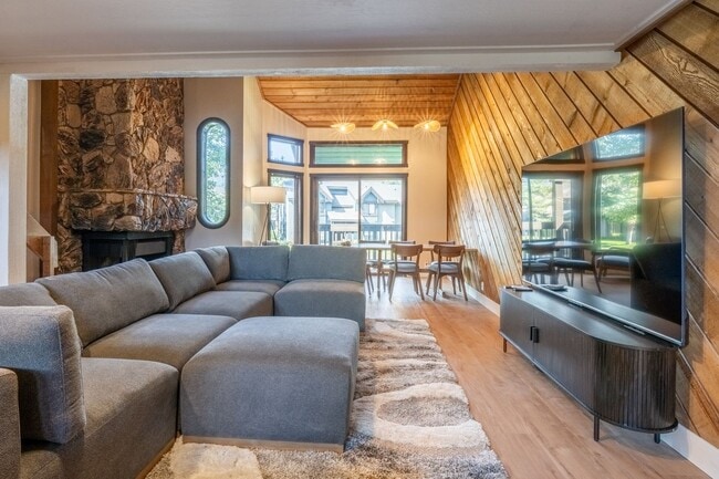 Building Photo - Spacious Snowcreek III Condo – Winter Rental