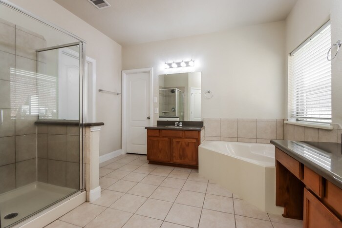 Building Photo - 26049 Kingshill Dr