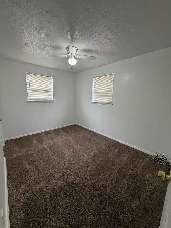 Building Photo - 2842 Solano Dr NE