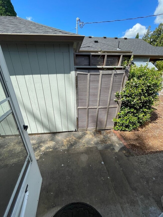 Building Photo - Fantastic SE Salem location!